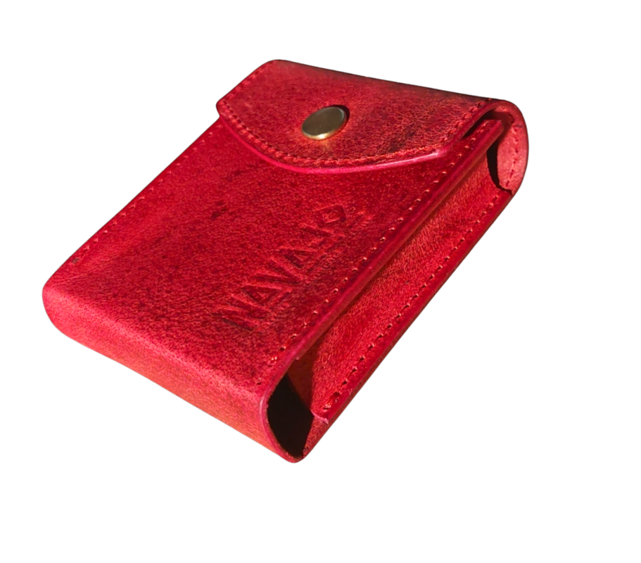 Μια θήκη για τσιγάρα σε χρώμα κόκκινο