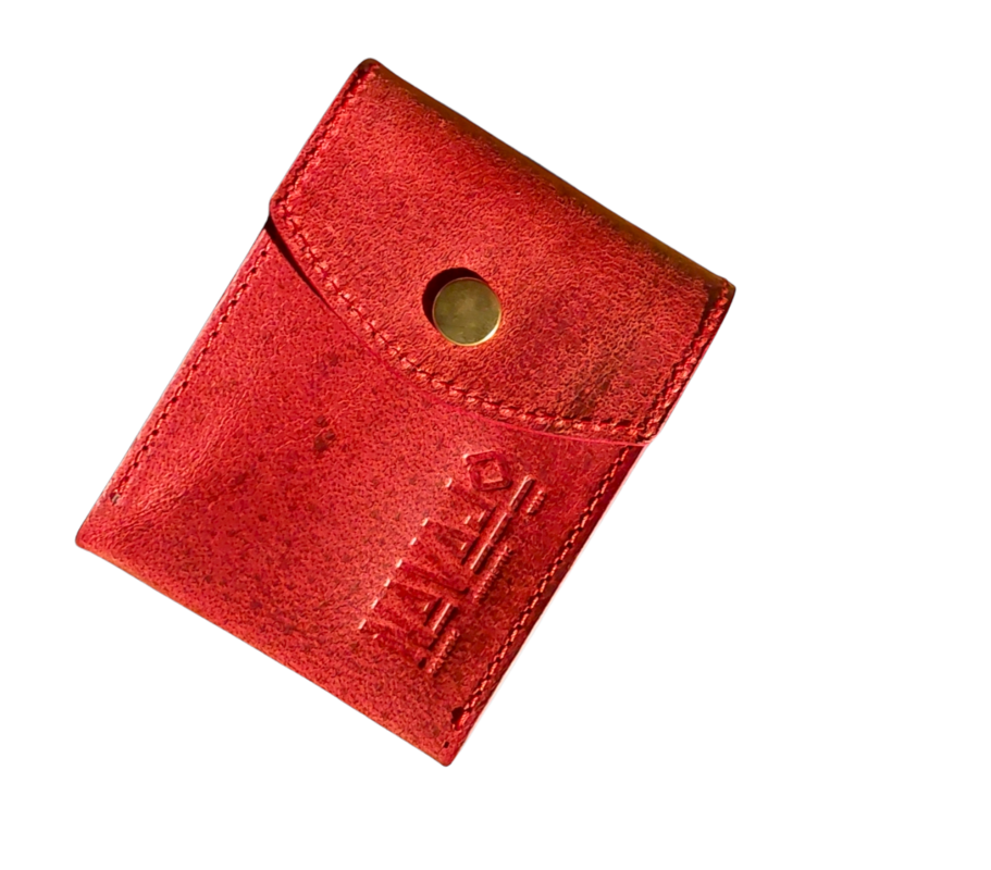 Μια θήκη για τσιγάρα σε χρώμα κόκκινο